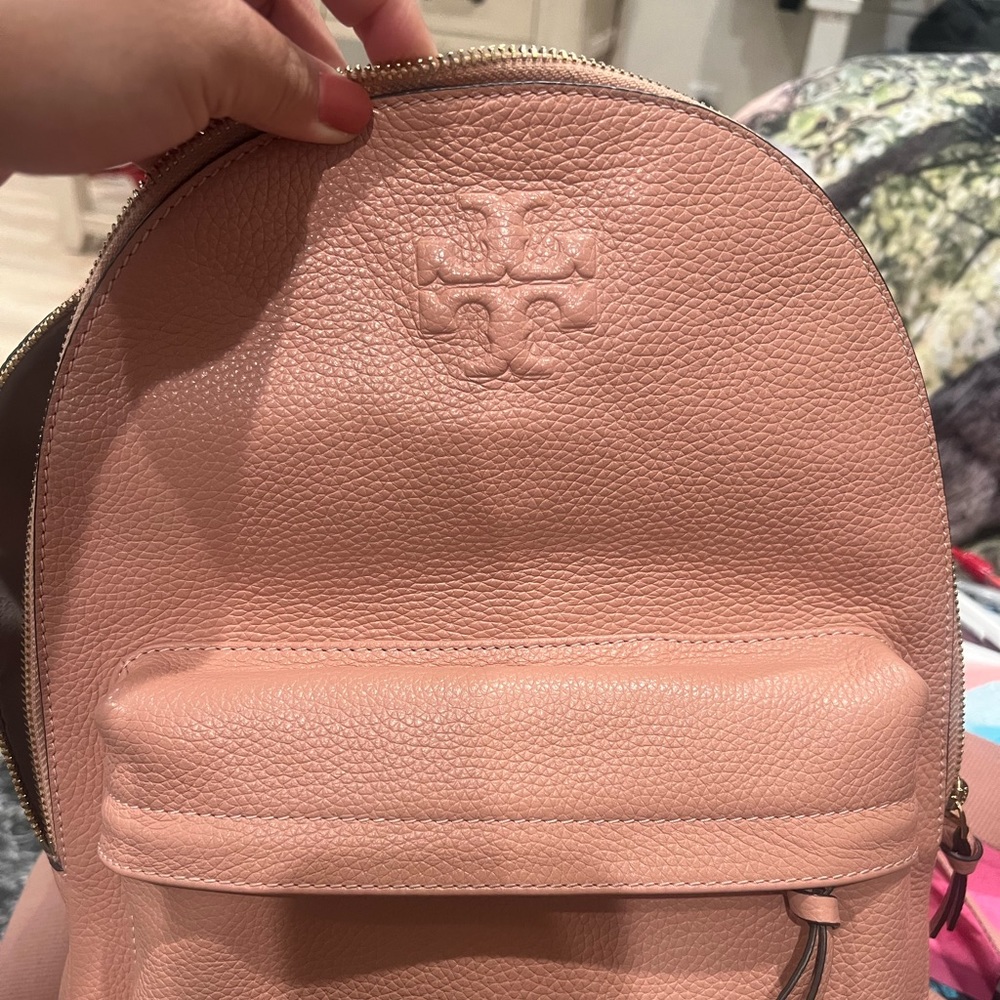 Tory Burch backpack. Good used condition. Perfect for spring/summer weather ☀️